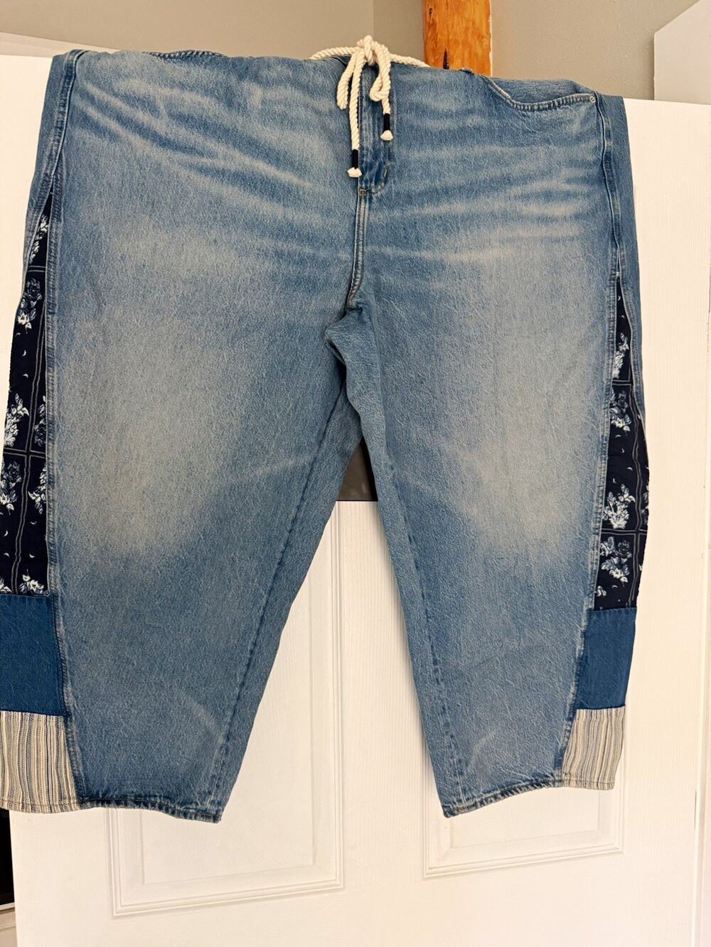 Universal Thread Easy Barrel Bandana Print Jeans Women’s 24 High Rise Med wash